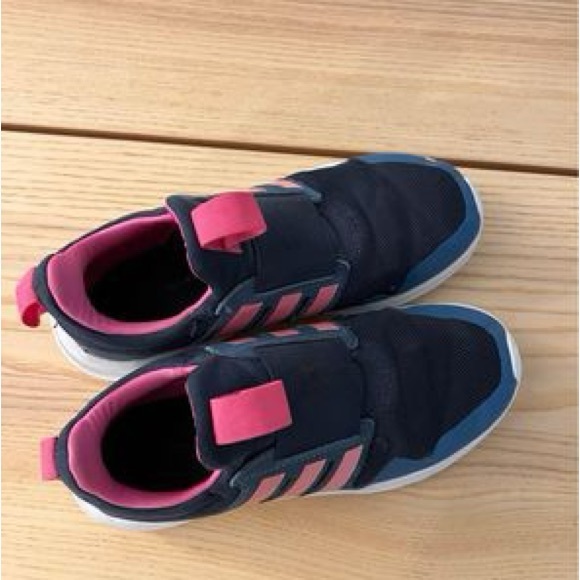 Adidas Size 4 Youth
 Good Condition - Picture 5 of 6